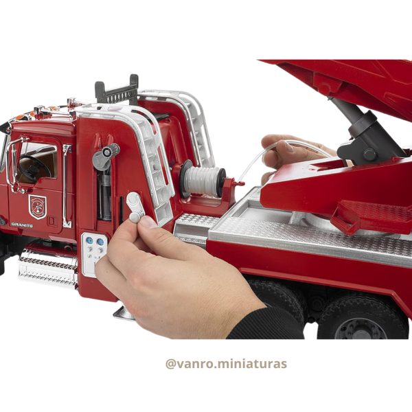 Camión Bomberos Mack Granite con escalera - Bruder - Imagen 8