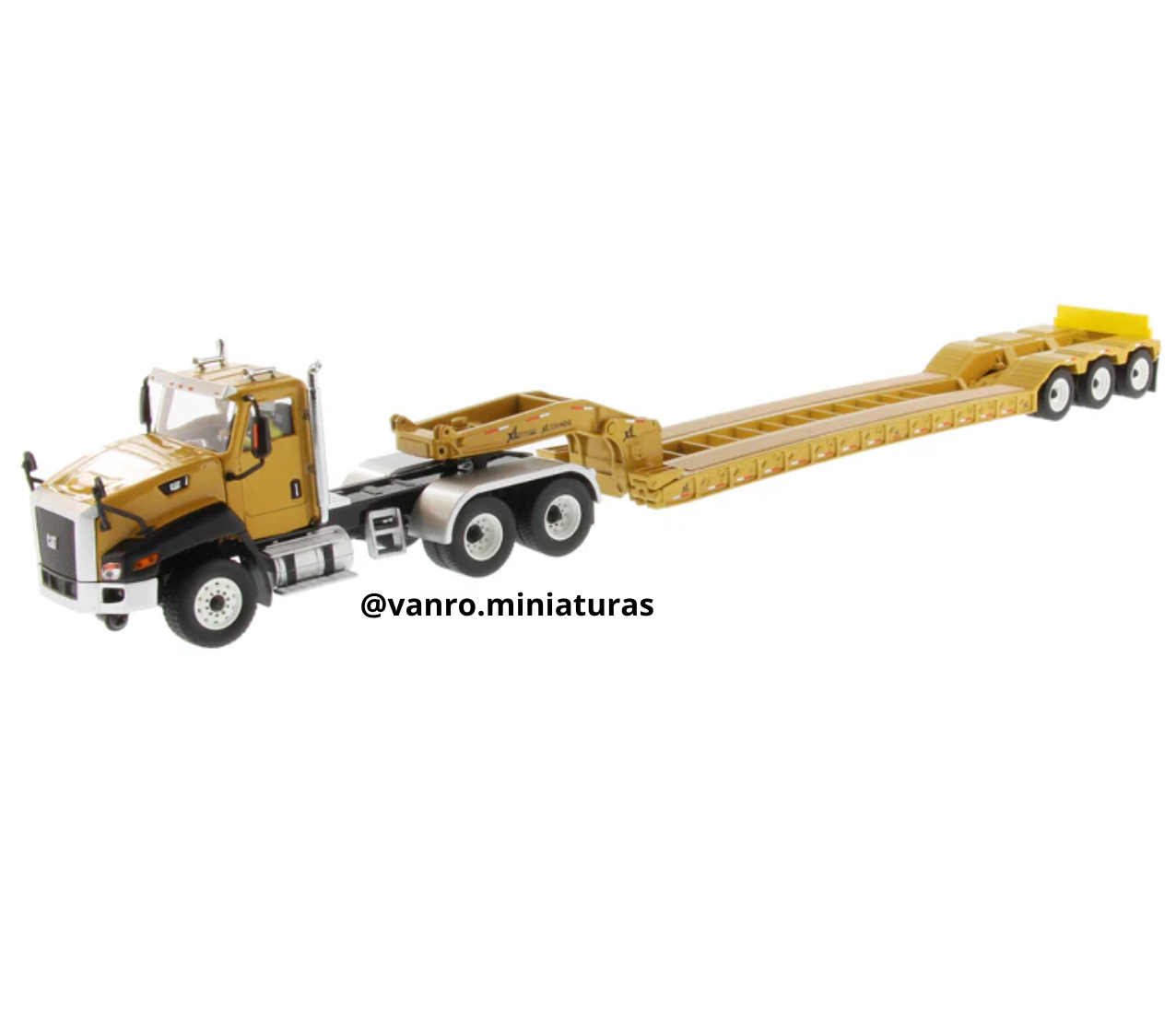 Camión Transporte Cama Baja Cat. CT660 – Diecast Masters