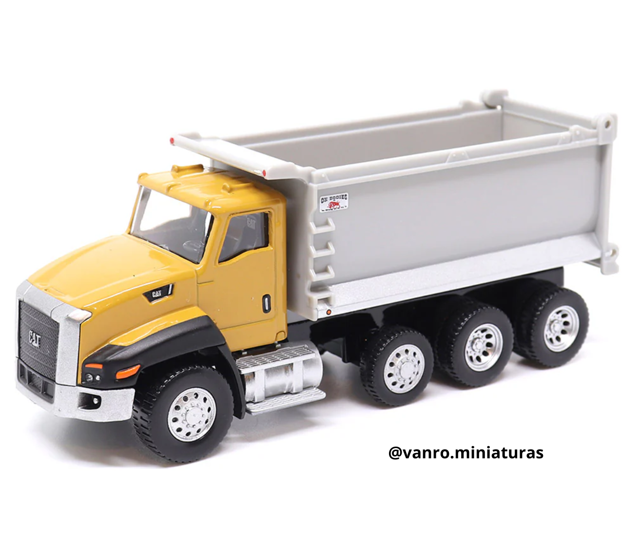 Camión volquete Cat. CT660 – Diecast Masters