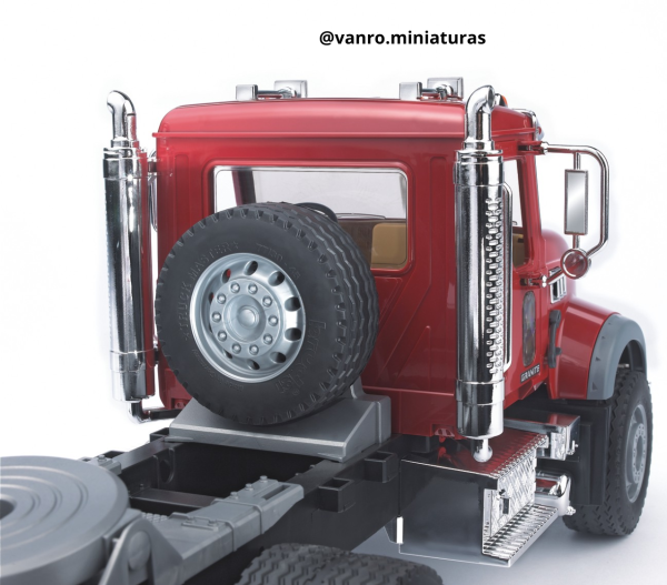 Camión Cama Baja Mack Granite C/Retroexcavador - Bruder Toys - Imagen 4