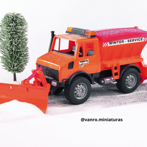 Camión Mercedes Benz Unimog - Bruder Toys