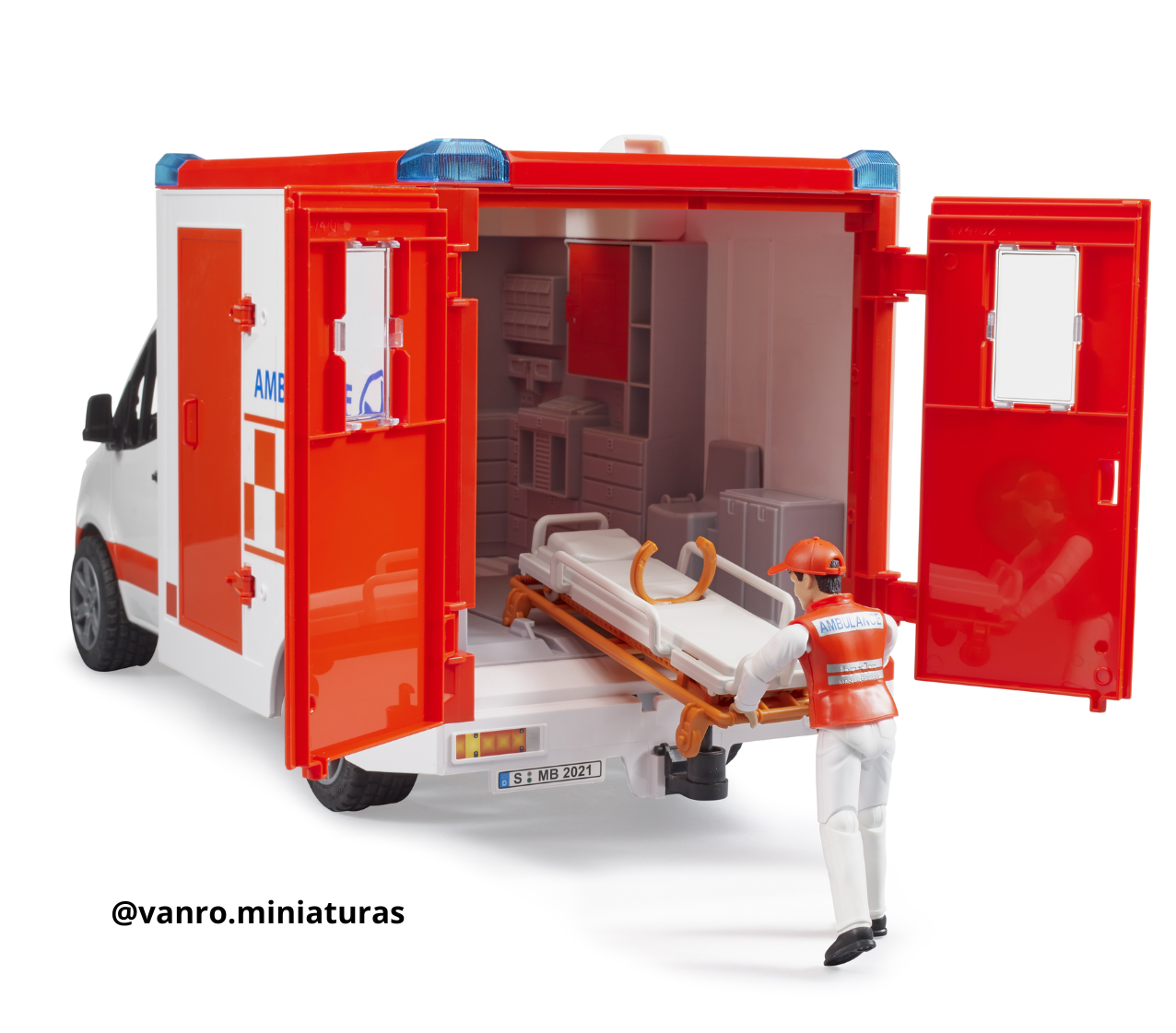 Ambulancia Mercedes Benz Sprinter c/paramédico - Bruder Toys - Imagen 3