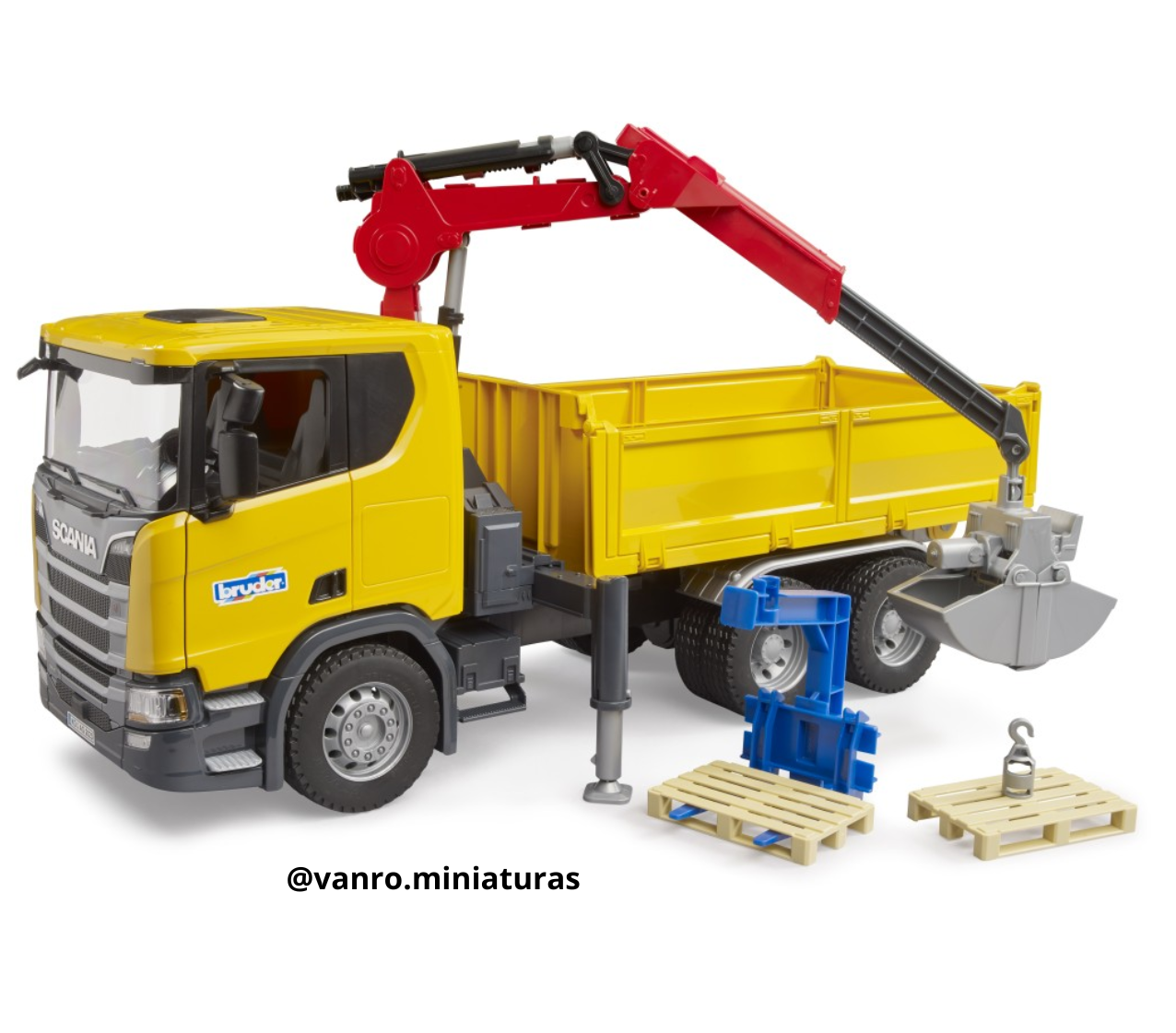 Camión Scania Super 560R c/grúa y 2 palés – Bruder Toys