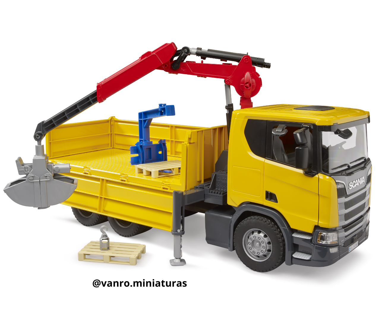 Camión Scania Super 560R c/grúa y 2 palés – Bruder Toys