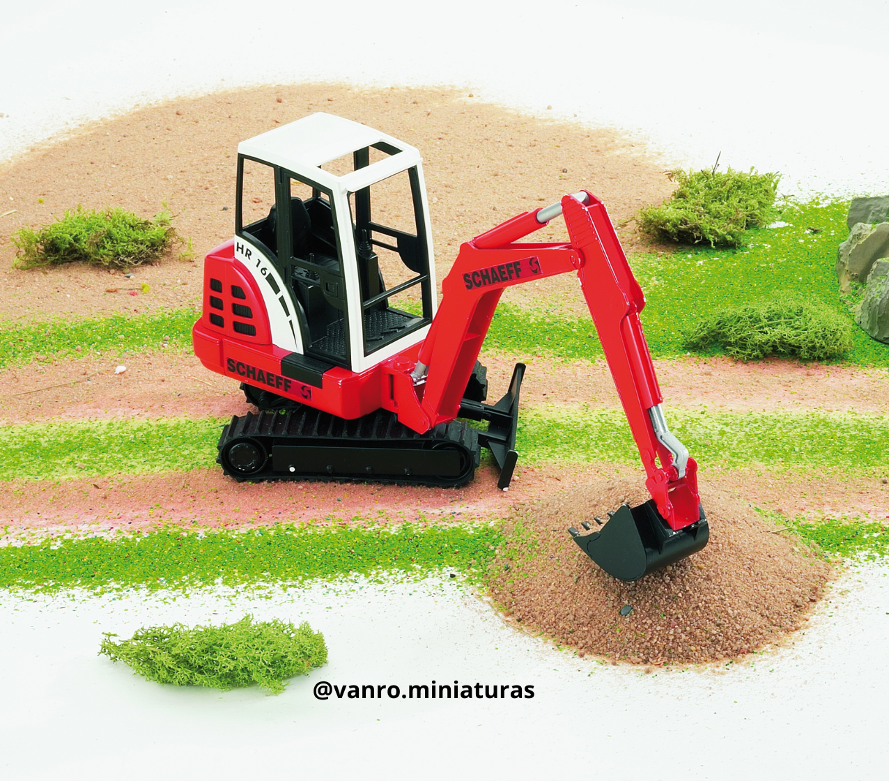 Miniexcavadora Schaeff HR16 – Bruder Toys